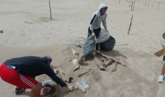 CONTIN�AN LOS TRABAJOS DE LIMPIEZA EN LA PLAYA TRAS EL ENDURO DEL VERANO